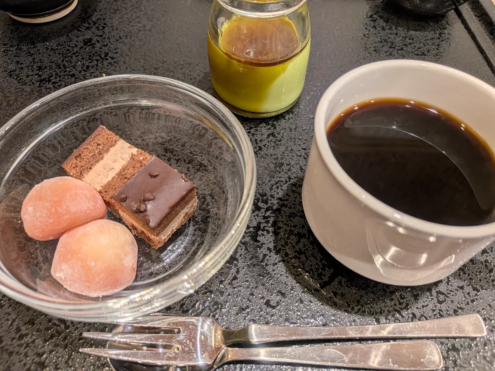 デザート（チョコケーキ・大福・抹茶プリン）とコーヒー