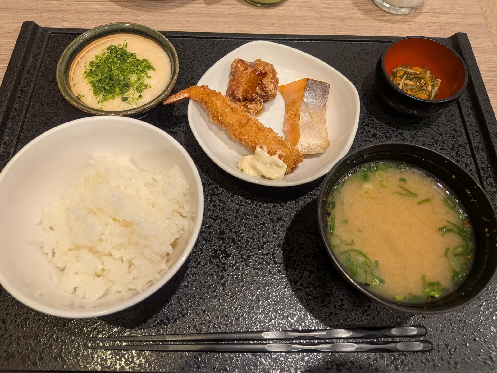 和定食（ご飯・味噌汁・エビフライ等）