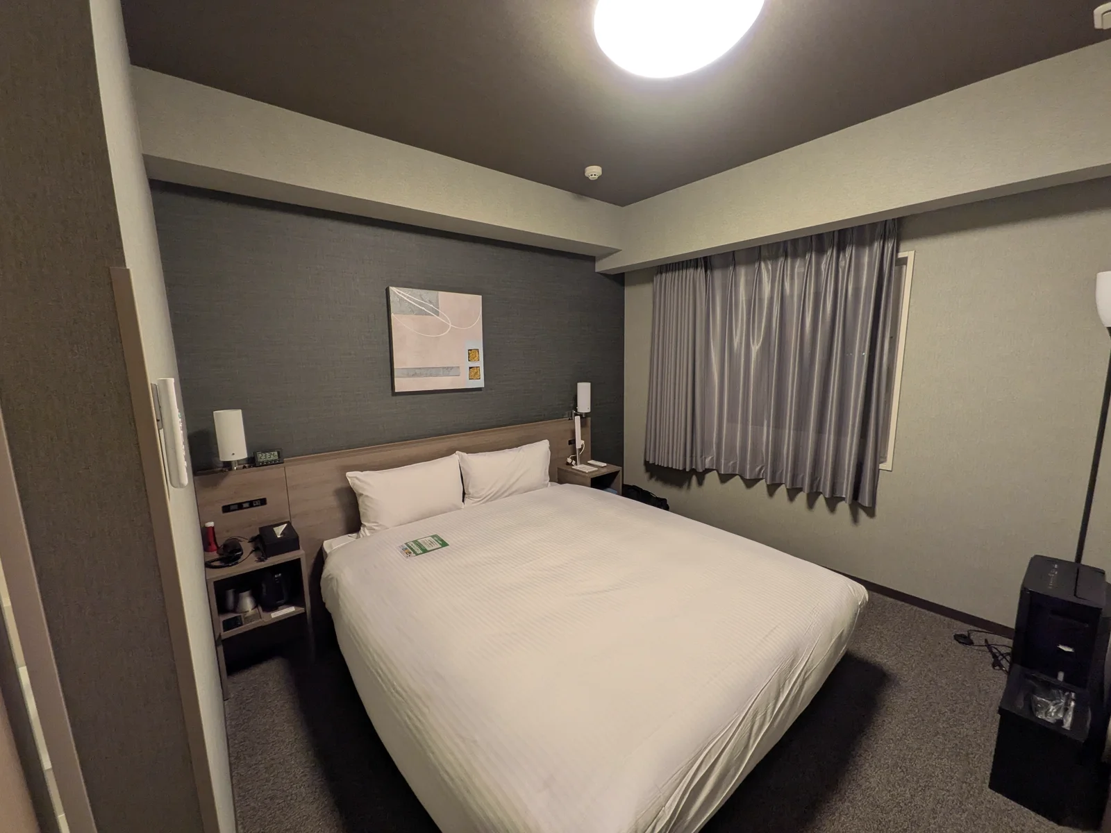 部屋のベッドとインテリア