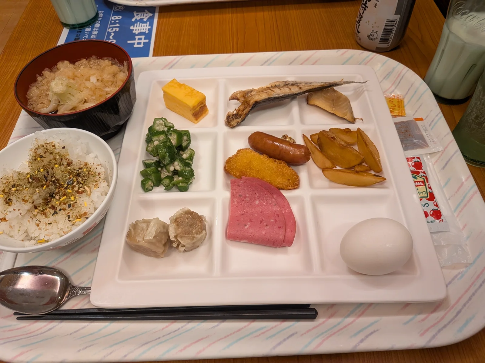 朝食1皿目:ご飯・味噌汁・干物・焼売・ハムなど
