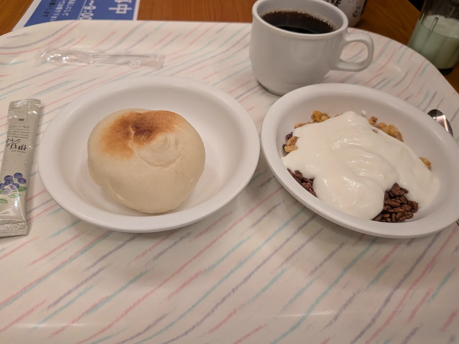 パン・ヨーグルトグラノーラ・コーヒー