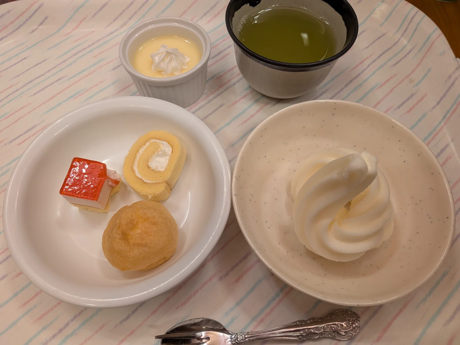 ケーキ・シュークリーム・ソフトクリームなどのデザート