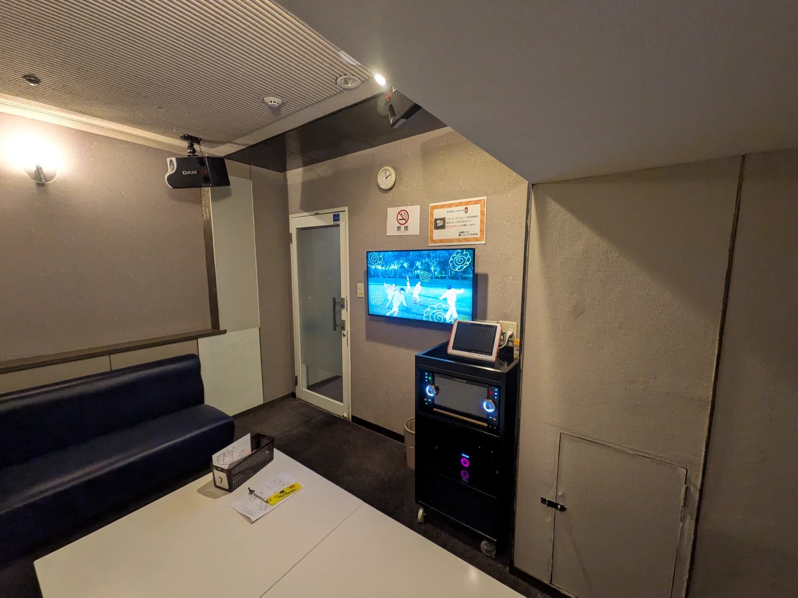 カラオケの個室内部2