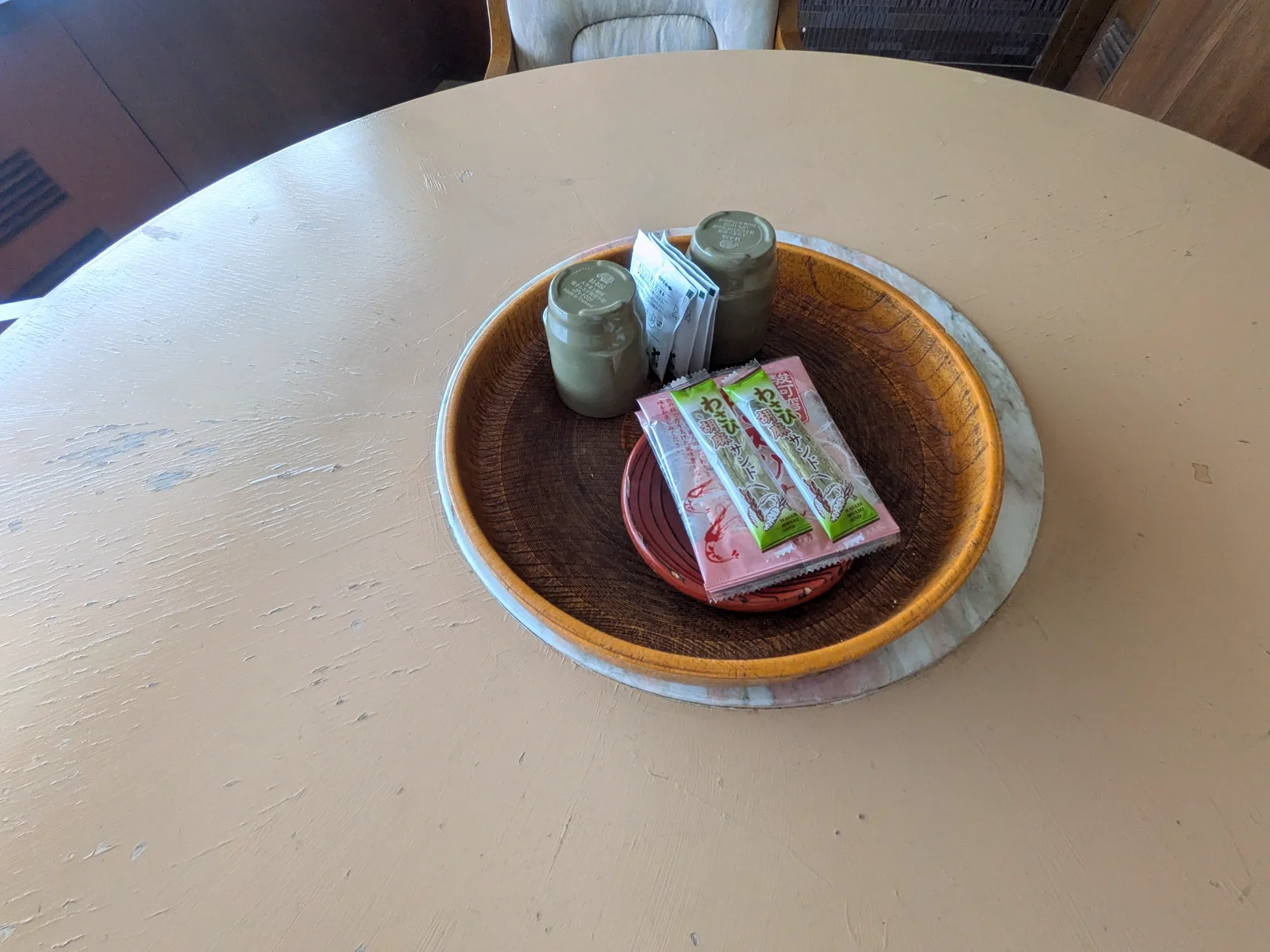 テーブルに置かれたお茶菓子