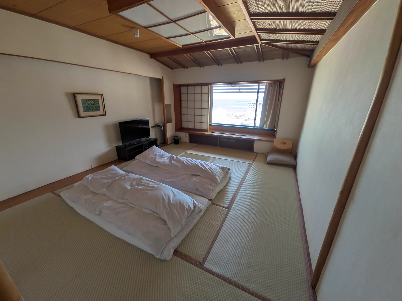 畳の寝室に敷かれた布団