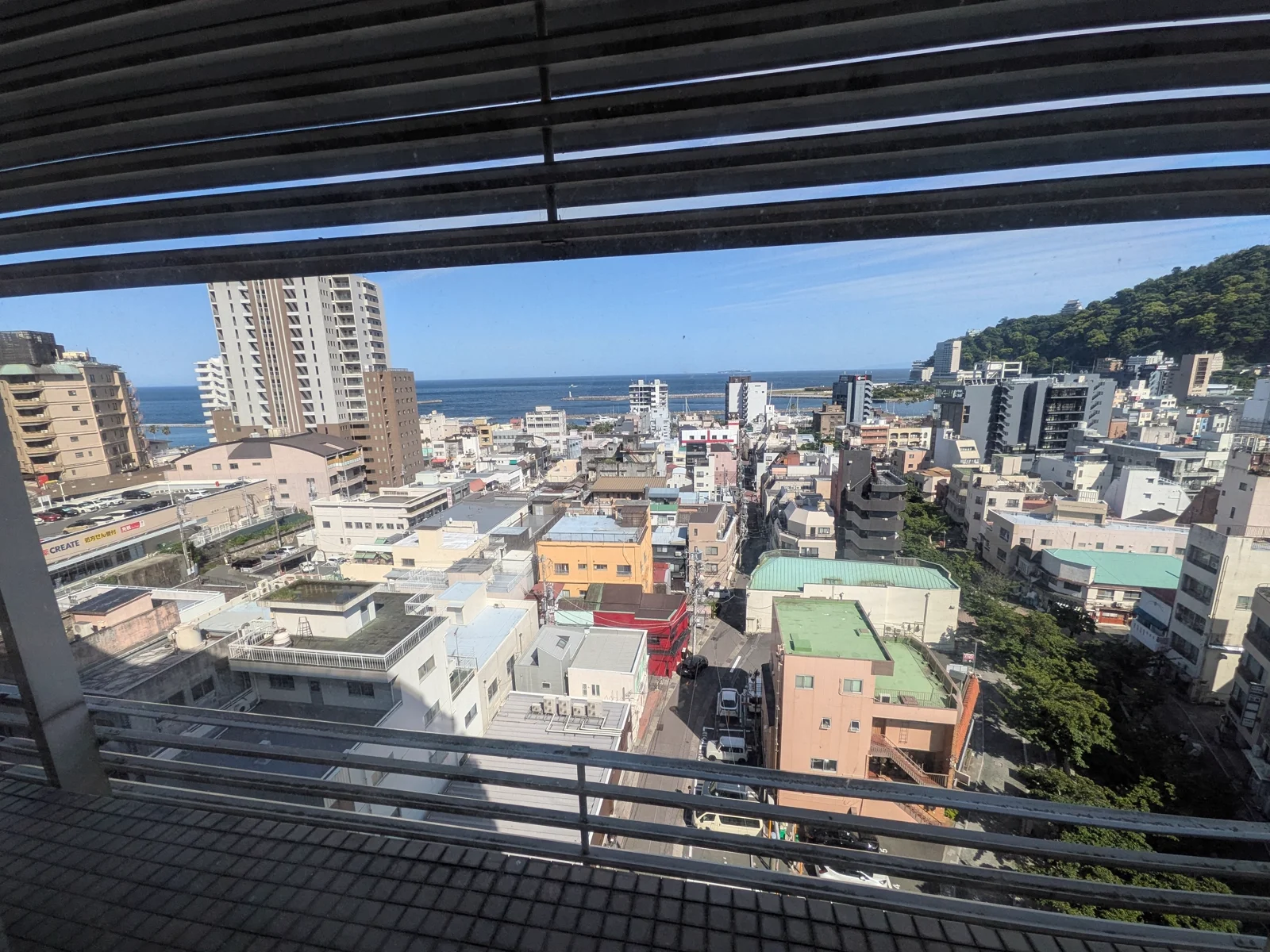 客室から見える熱海市街と海