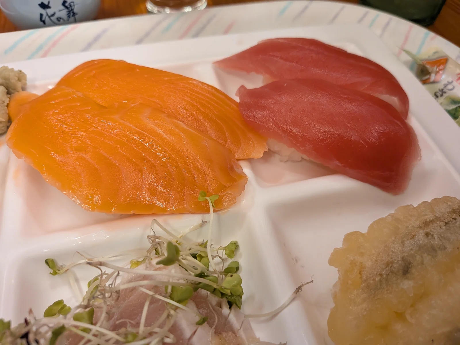 サーモンとマグロの寿司のアップ