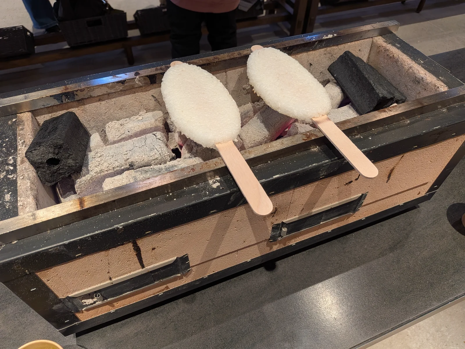 炭火で焼く五平餅