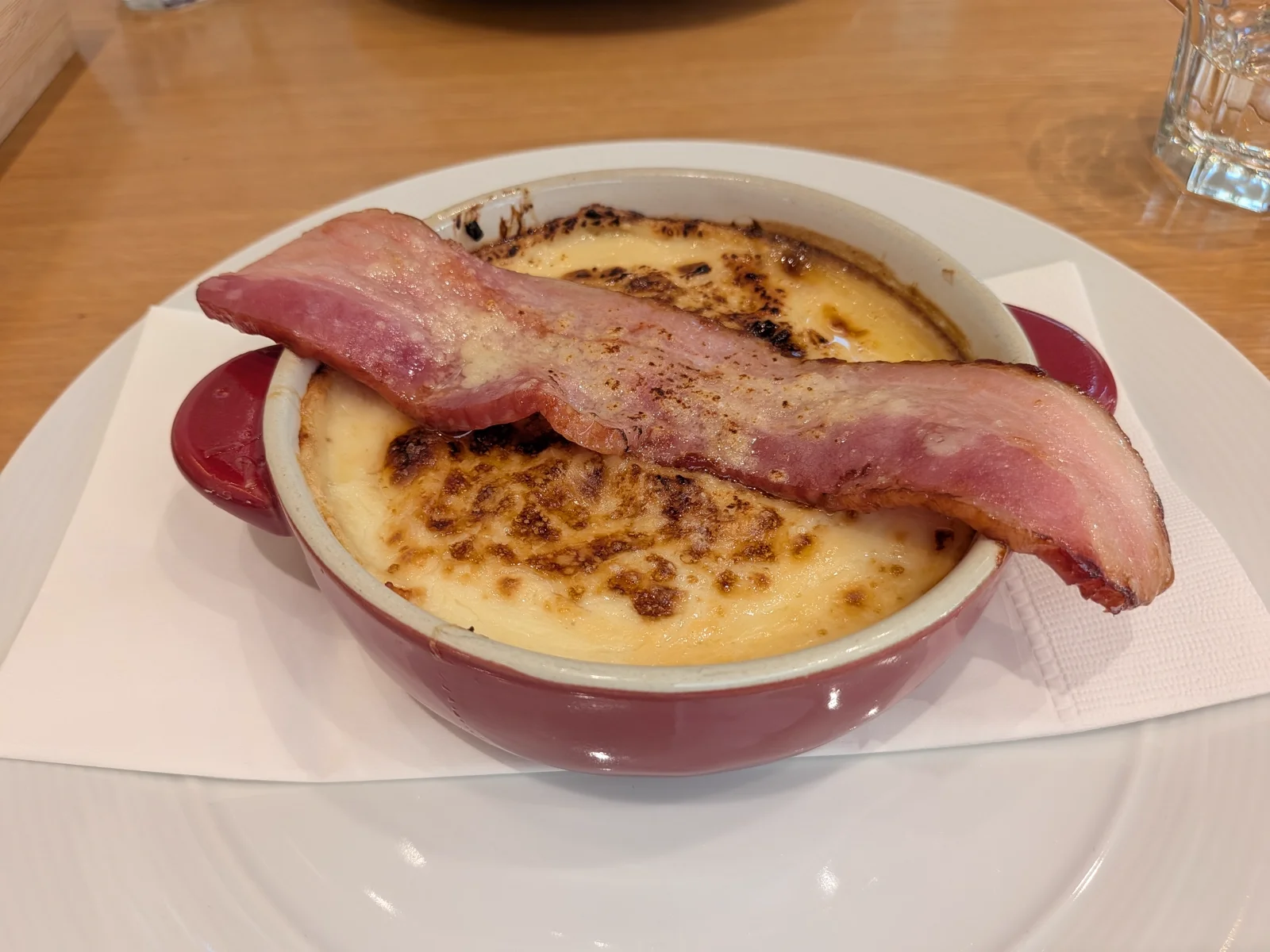 ベーコンが乗った熱々のナポリタンドリア