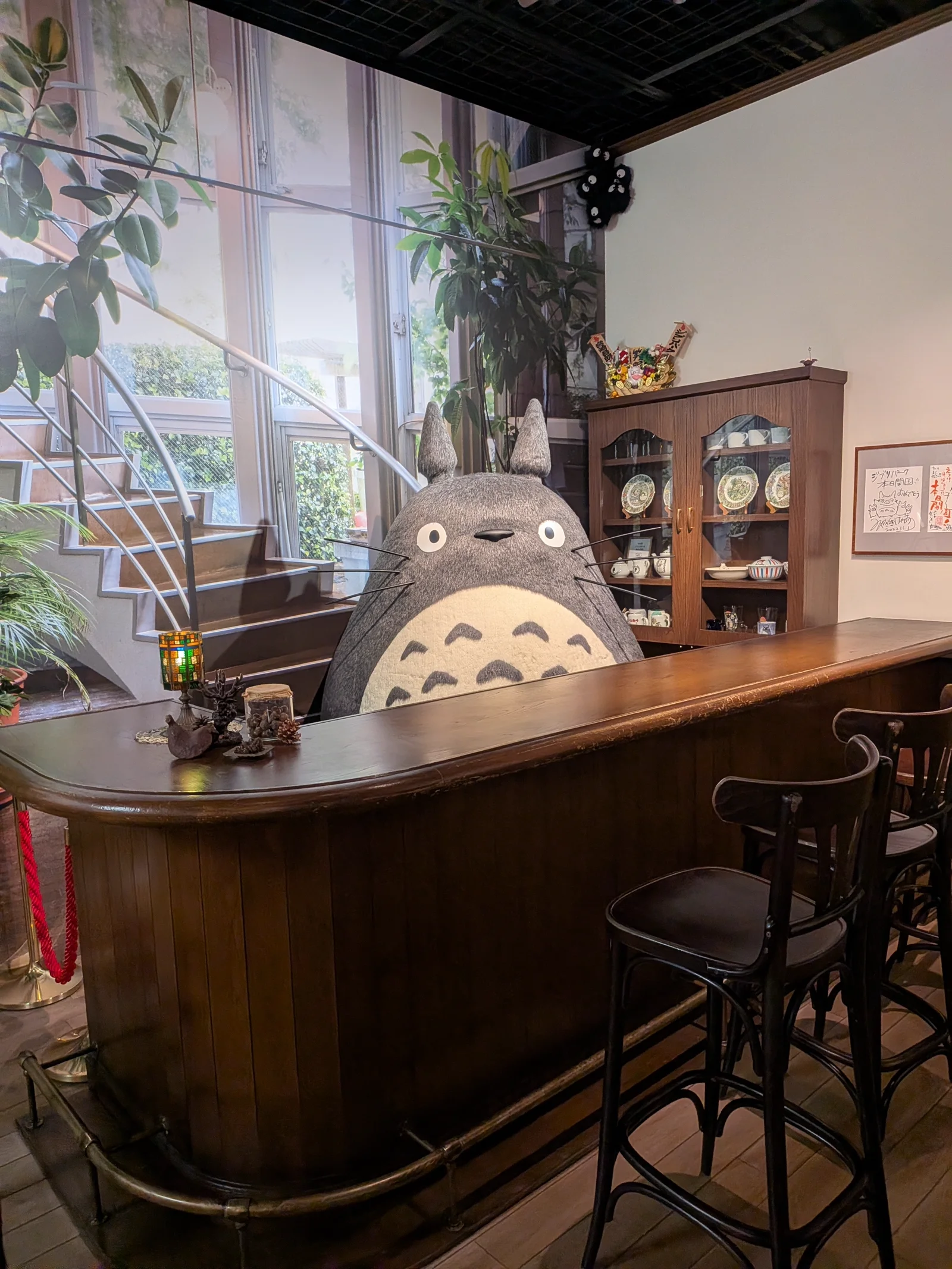 トトロが立つバーカウンター