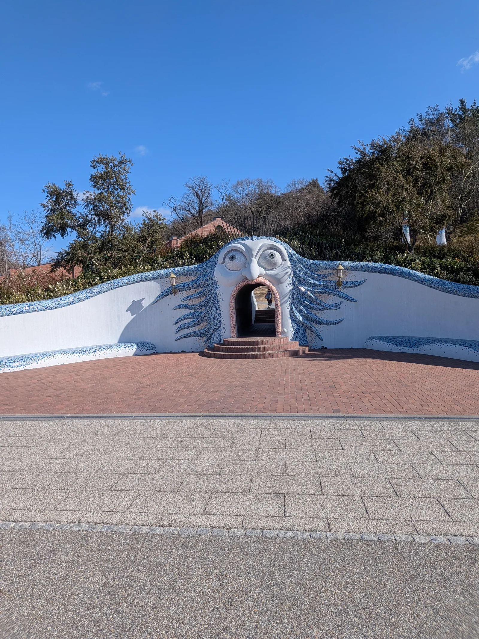 魔女の口の形をしたトンネル