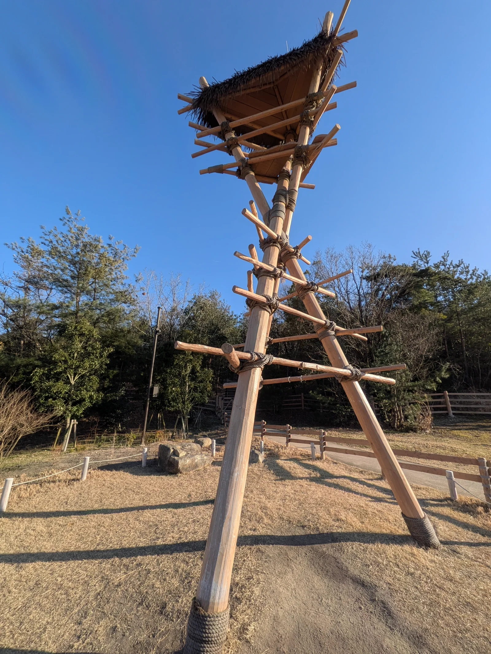 タタラ場と巨大な物見やぐら