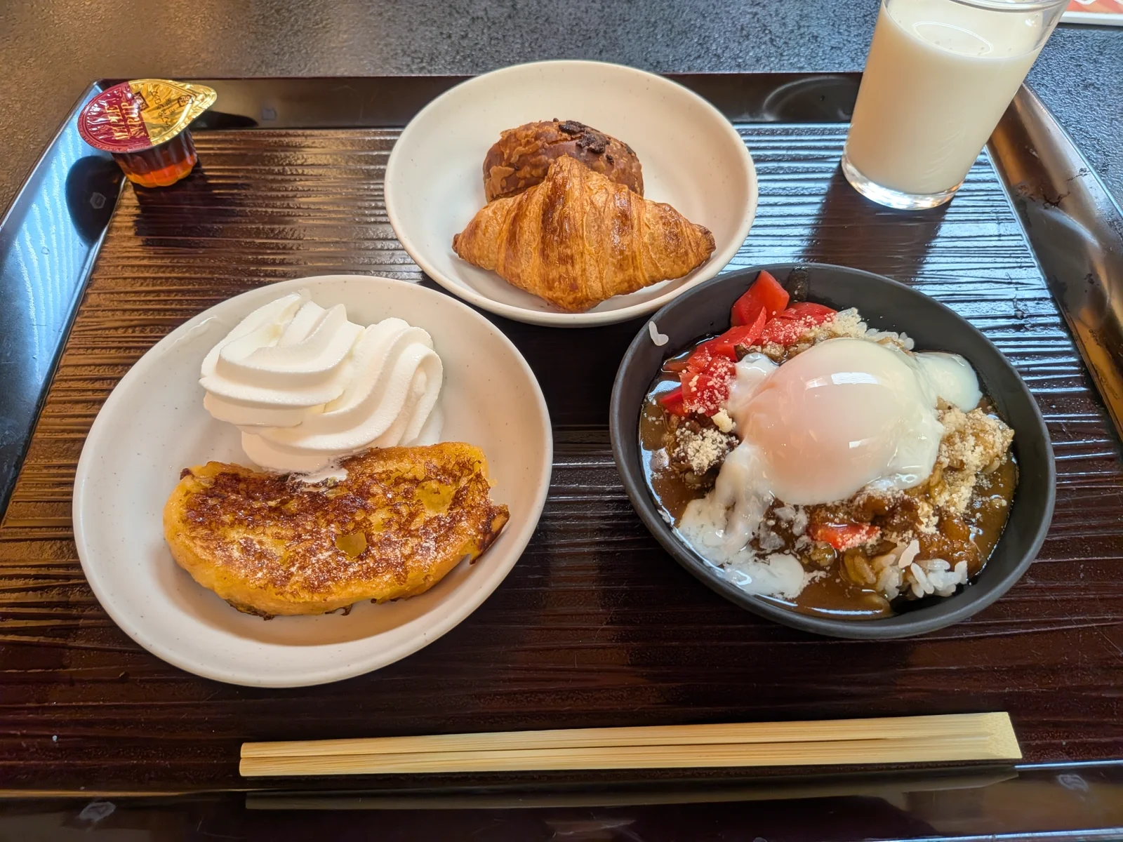 朝食バイキング：フレンチトースト・クロワッサン・カレー