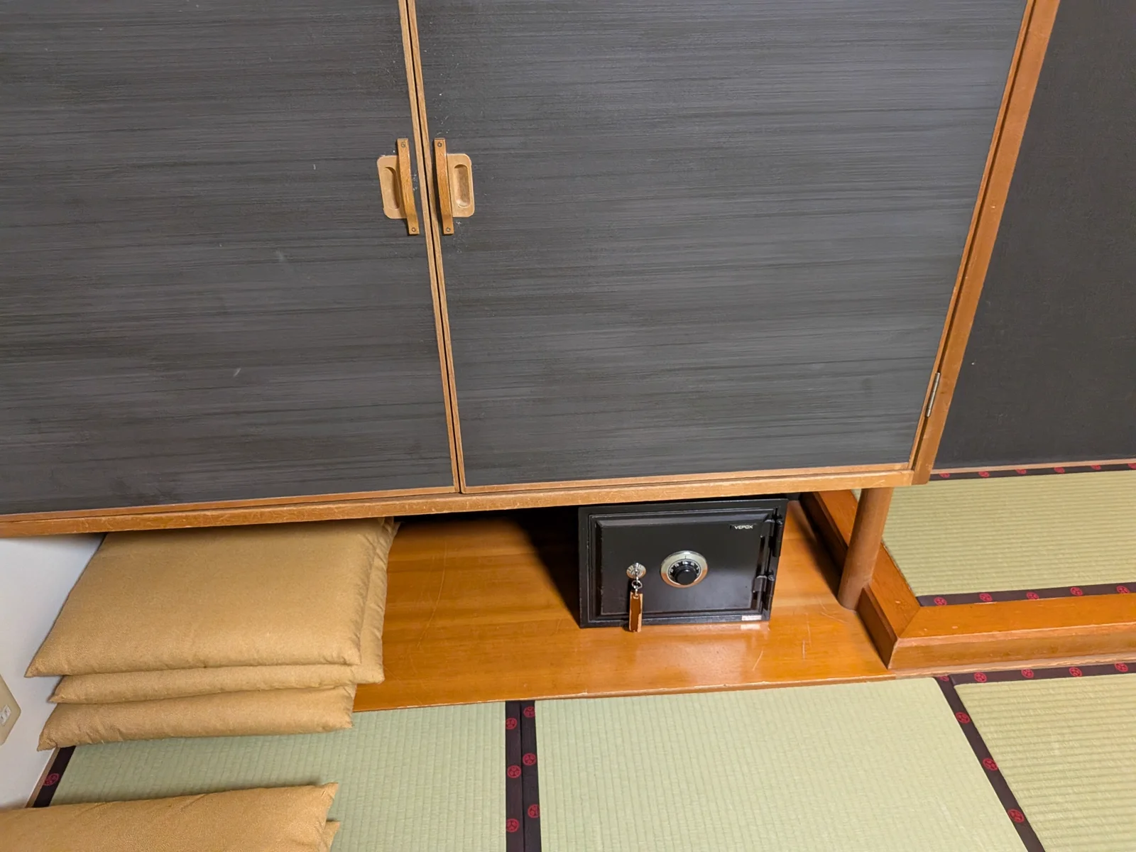 押入れの中の座布団と金庫