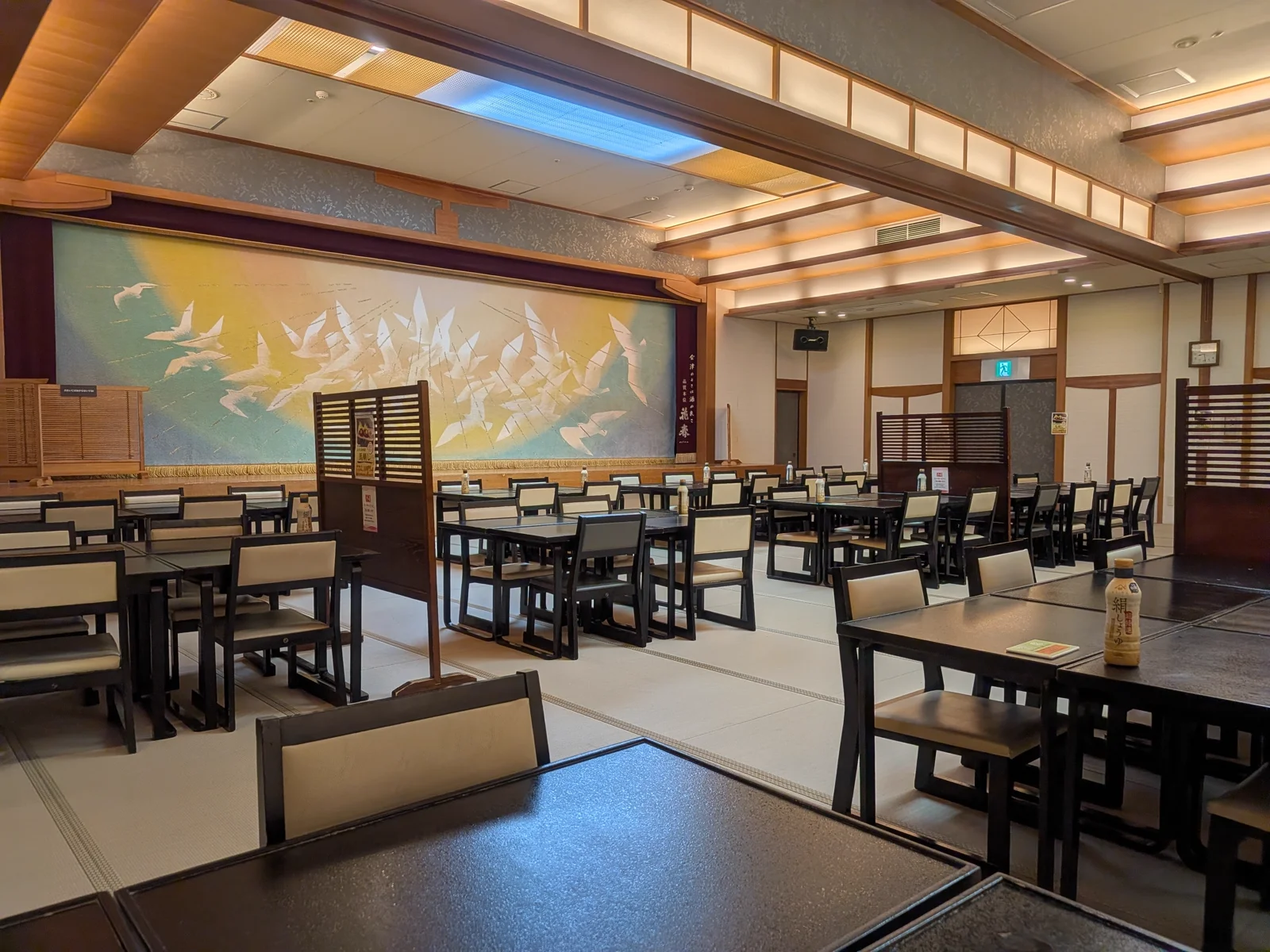 鶴の壁画が印象的な和風の食事会場