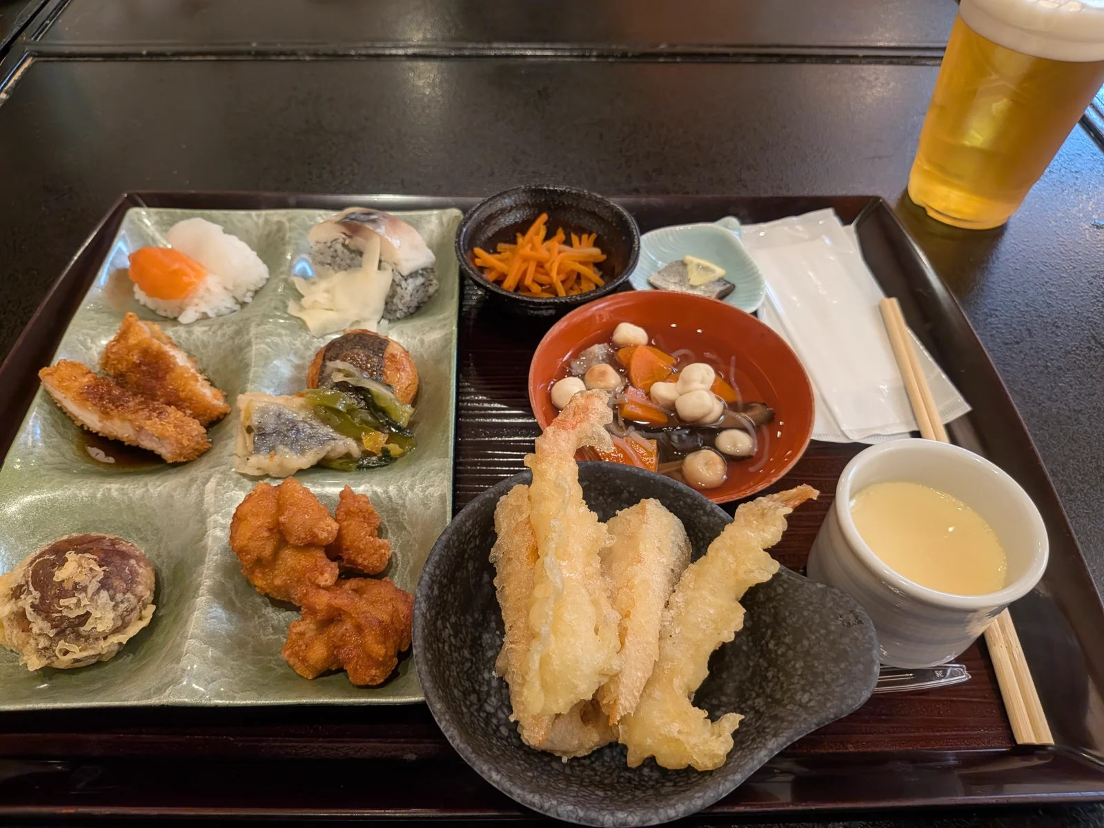 夕食バイキング：寿司・天ぷら・唐揚げ・煮物の盛り合わせ