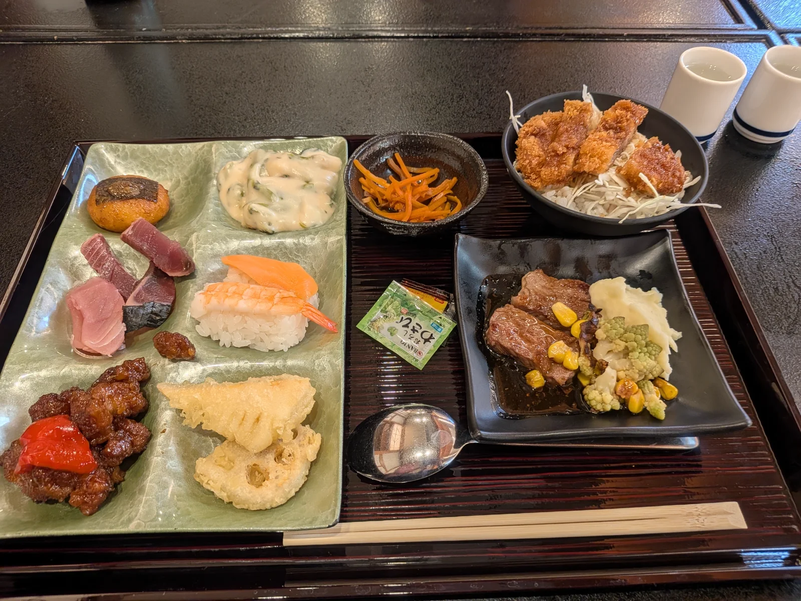 夕食バイキング：寿司・ステーキ・カツの盛り合わせ