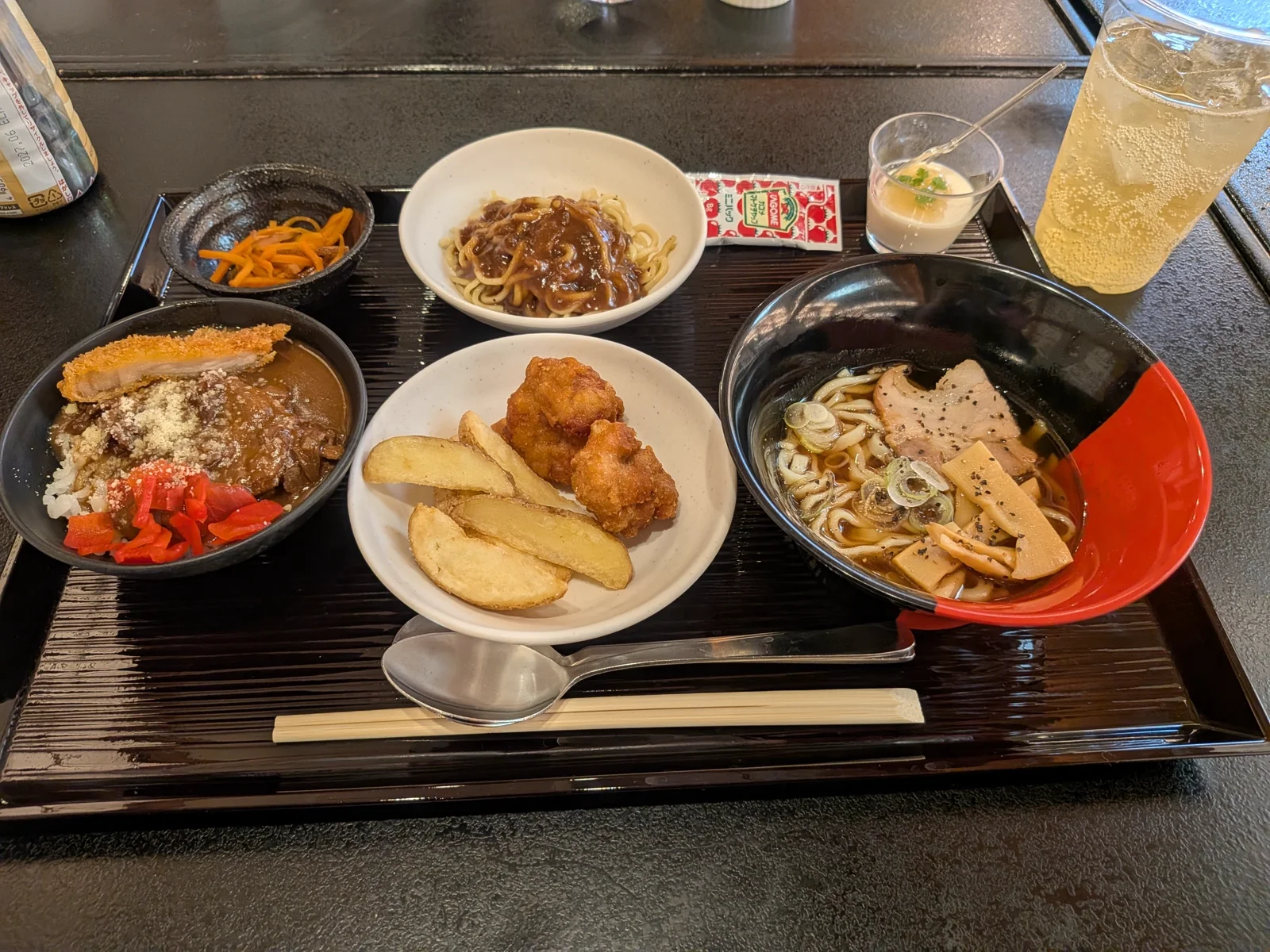夕食バイキング：カツカレー・ラーメン・唐揚げ