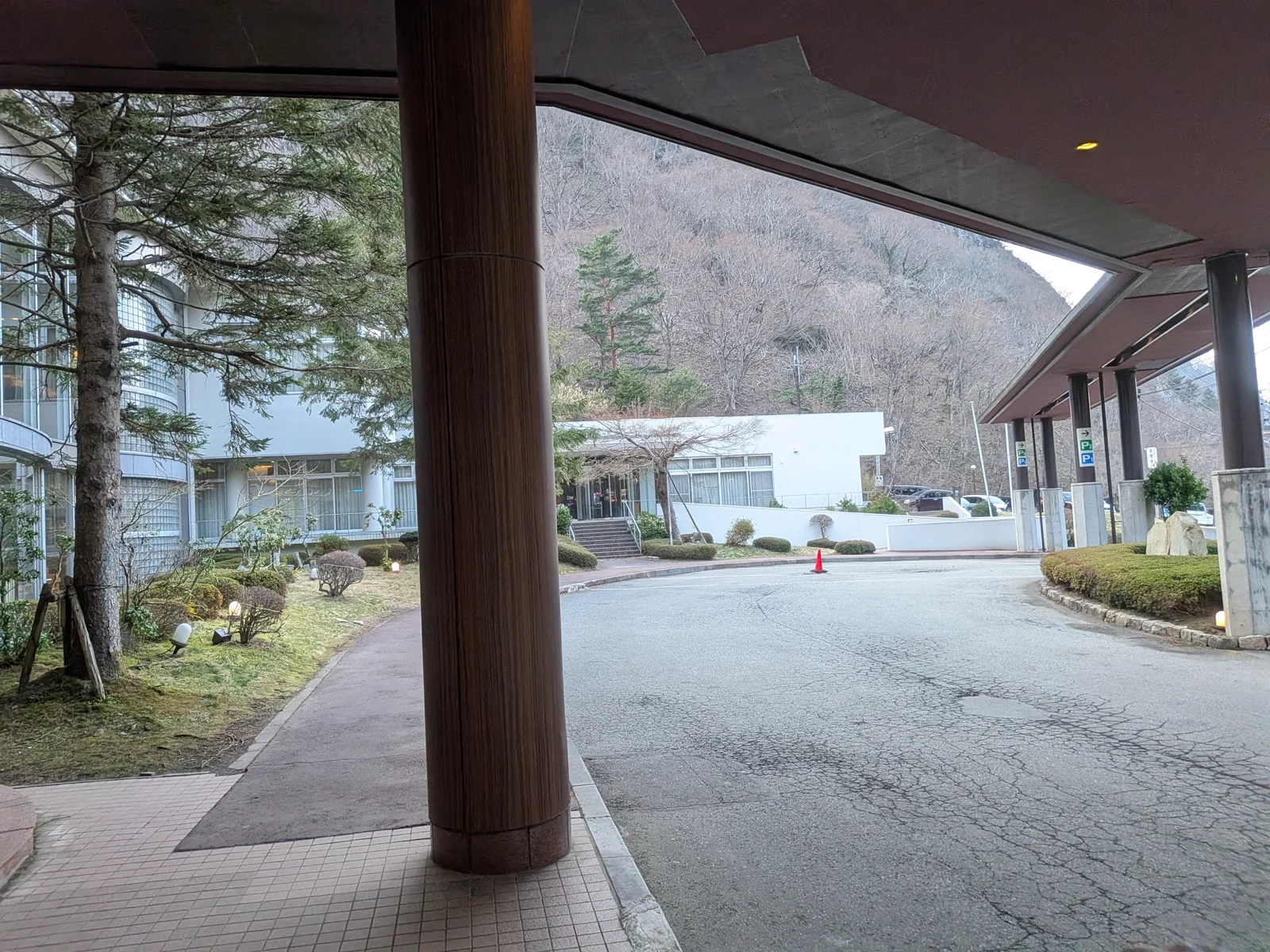 ホテルの外観と駐車場からの眺め