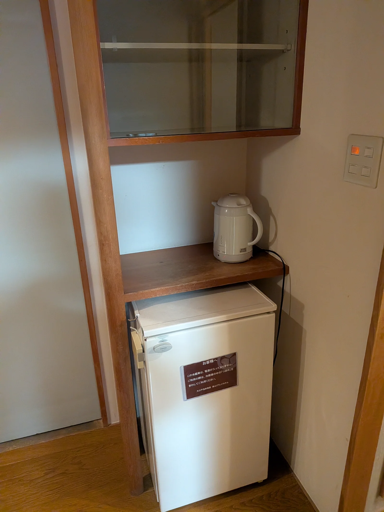 電気ケトルと小型冷蔵庫