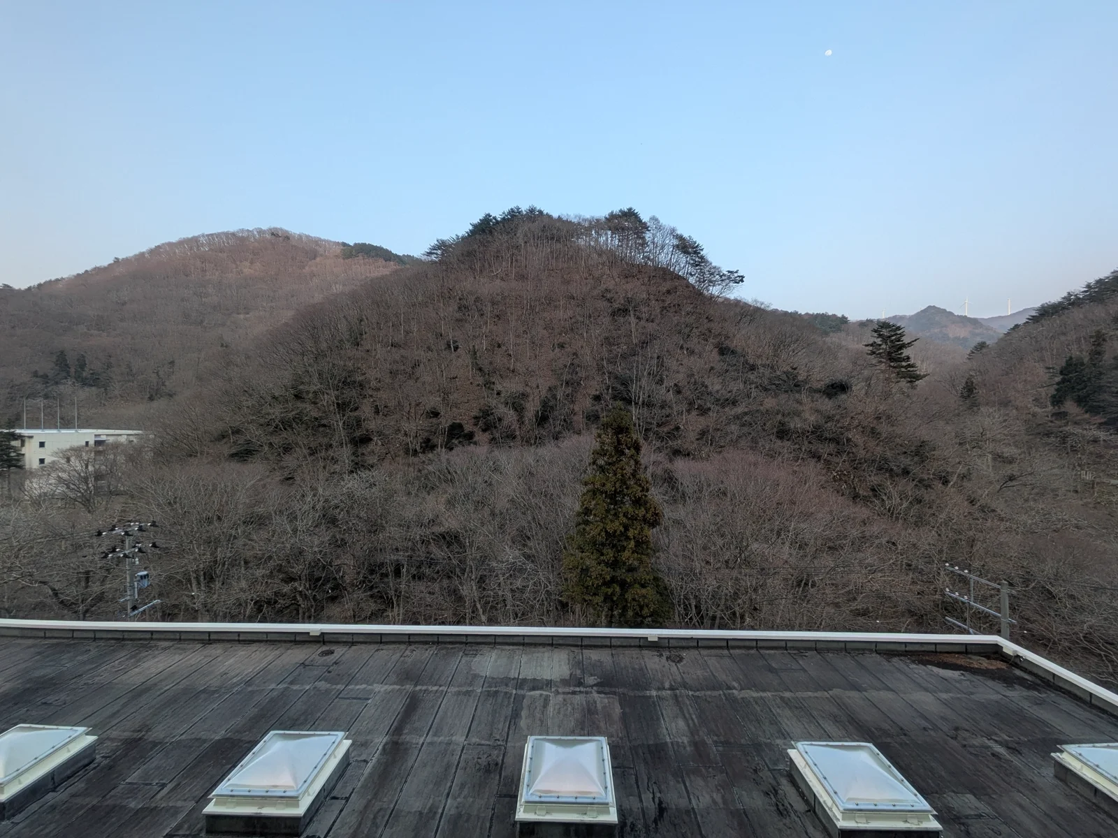 部屋の窓から見える山の景色