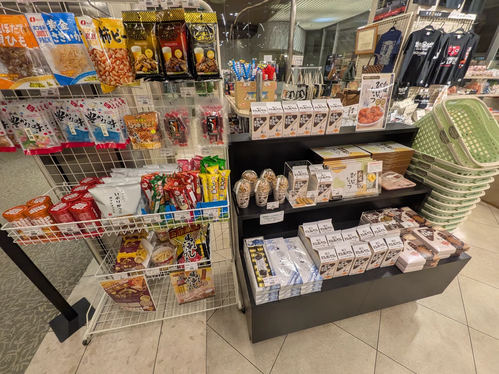 おつまみやお菓子のコーナー