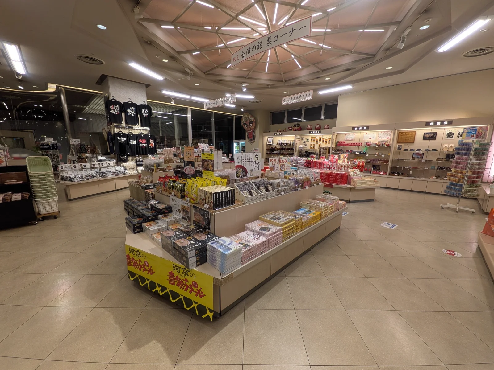 会津の銘菓が並ぶコーナー