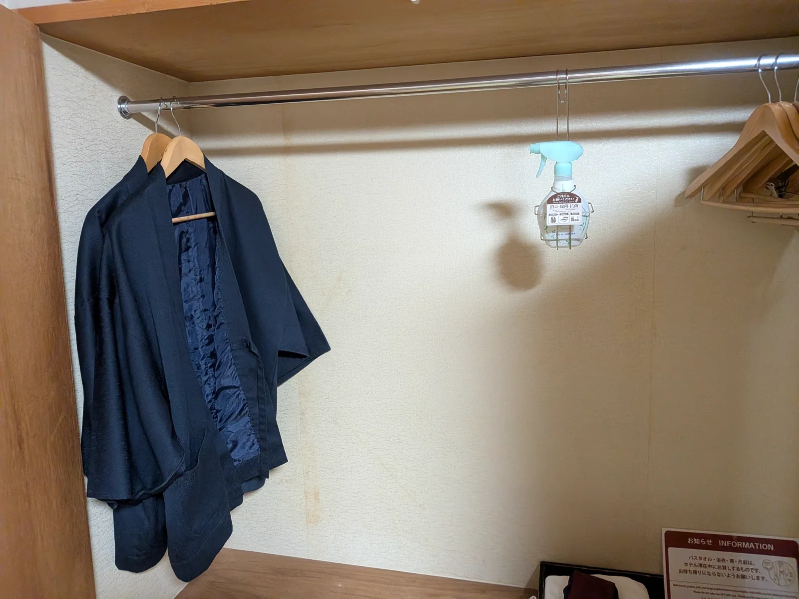 羽織がかかったクローゼット