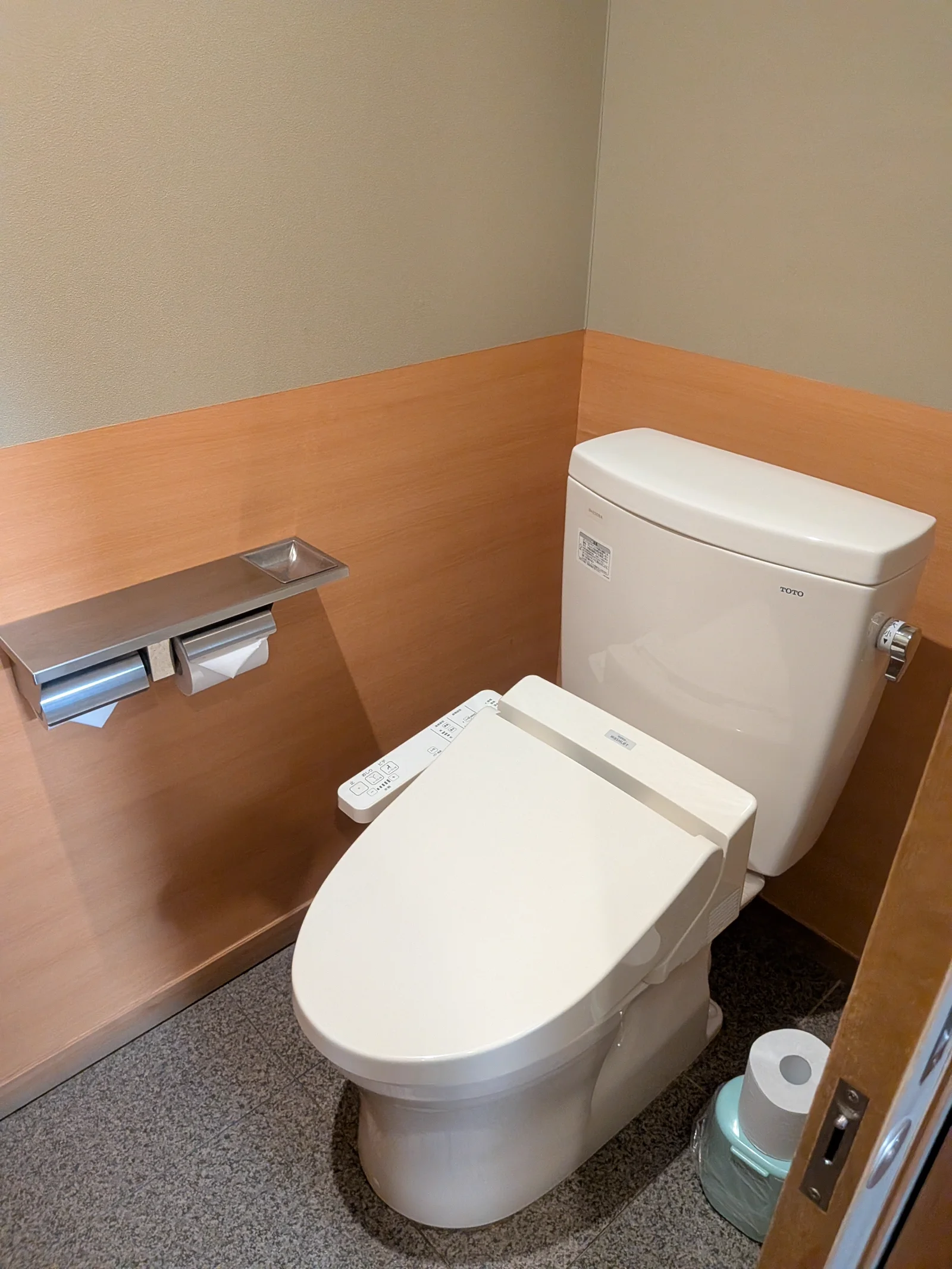 ウォシュレット付きトイレ