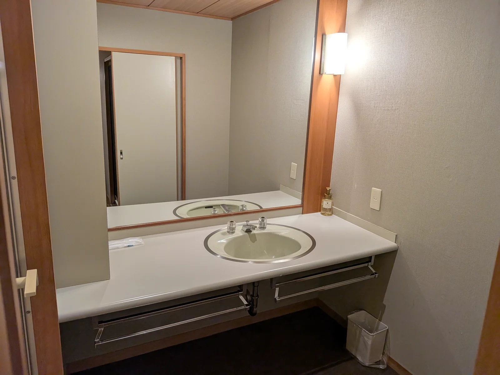 鏡付きの洗面台