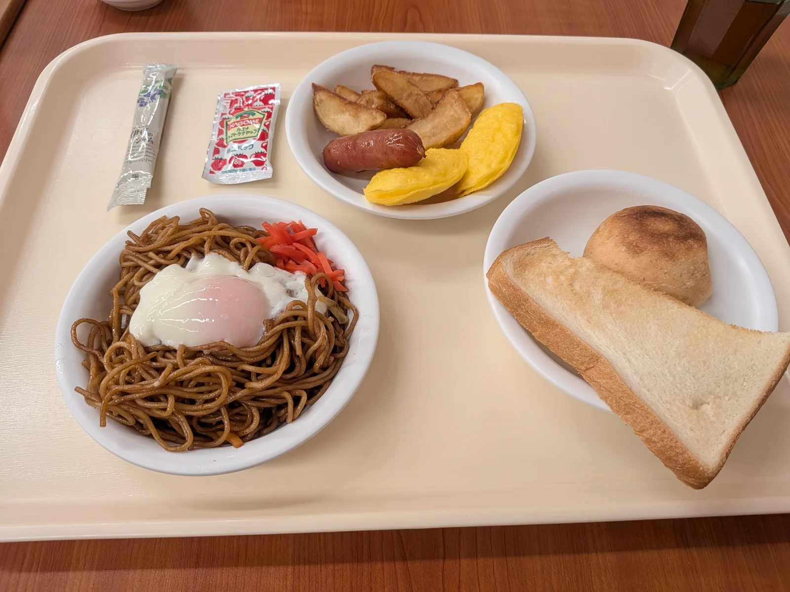 焼きそばに温玉