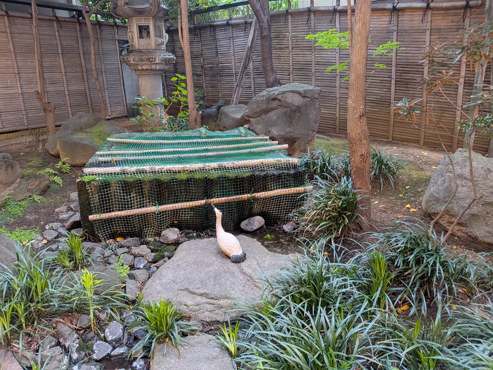 日本庭園と鶴の置物