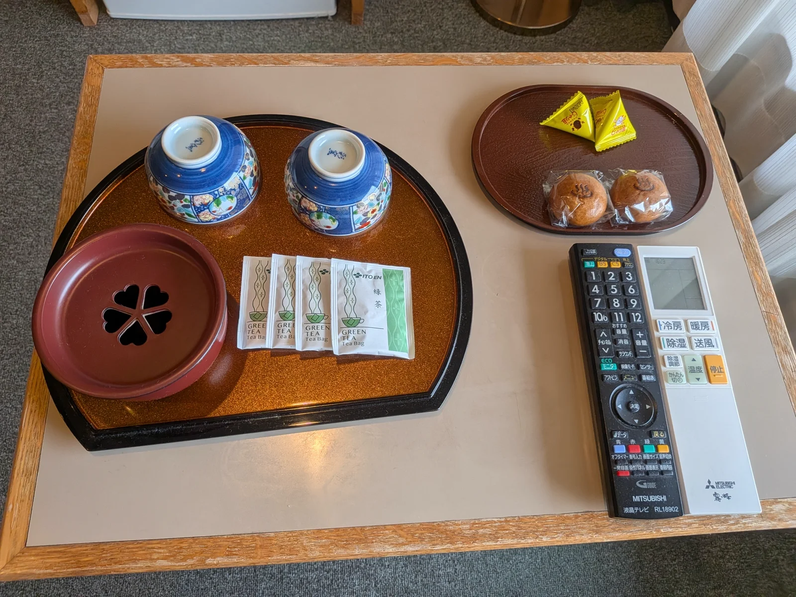 お茶セットとお茶菓子