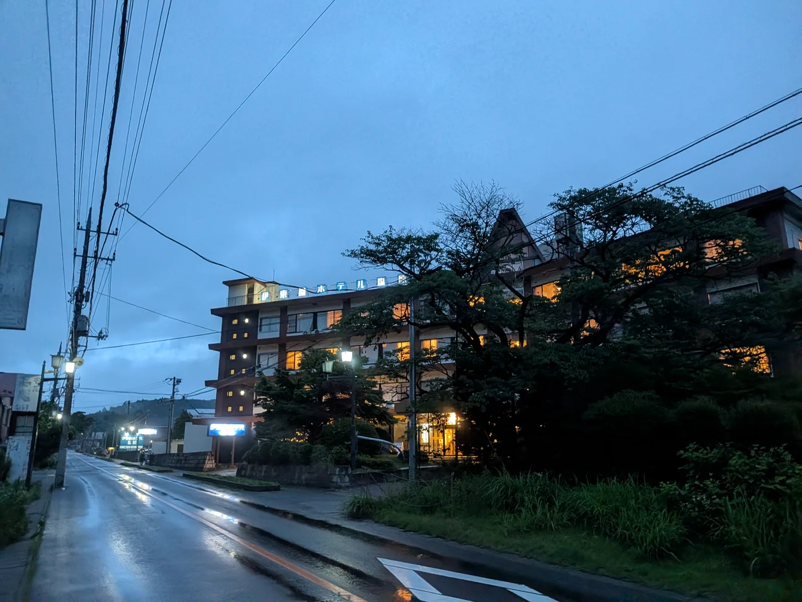 夜の外観