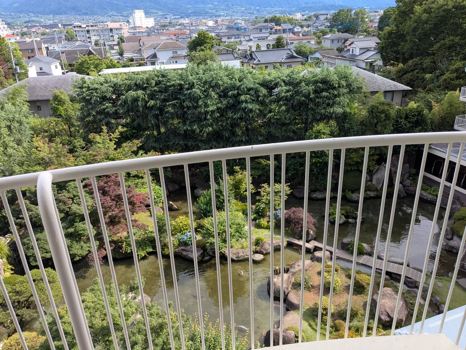 部屋からの庭園