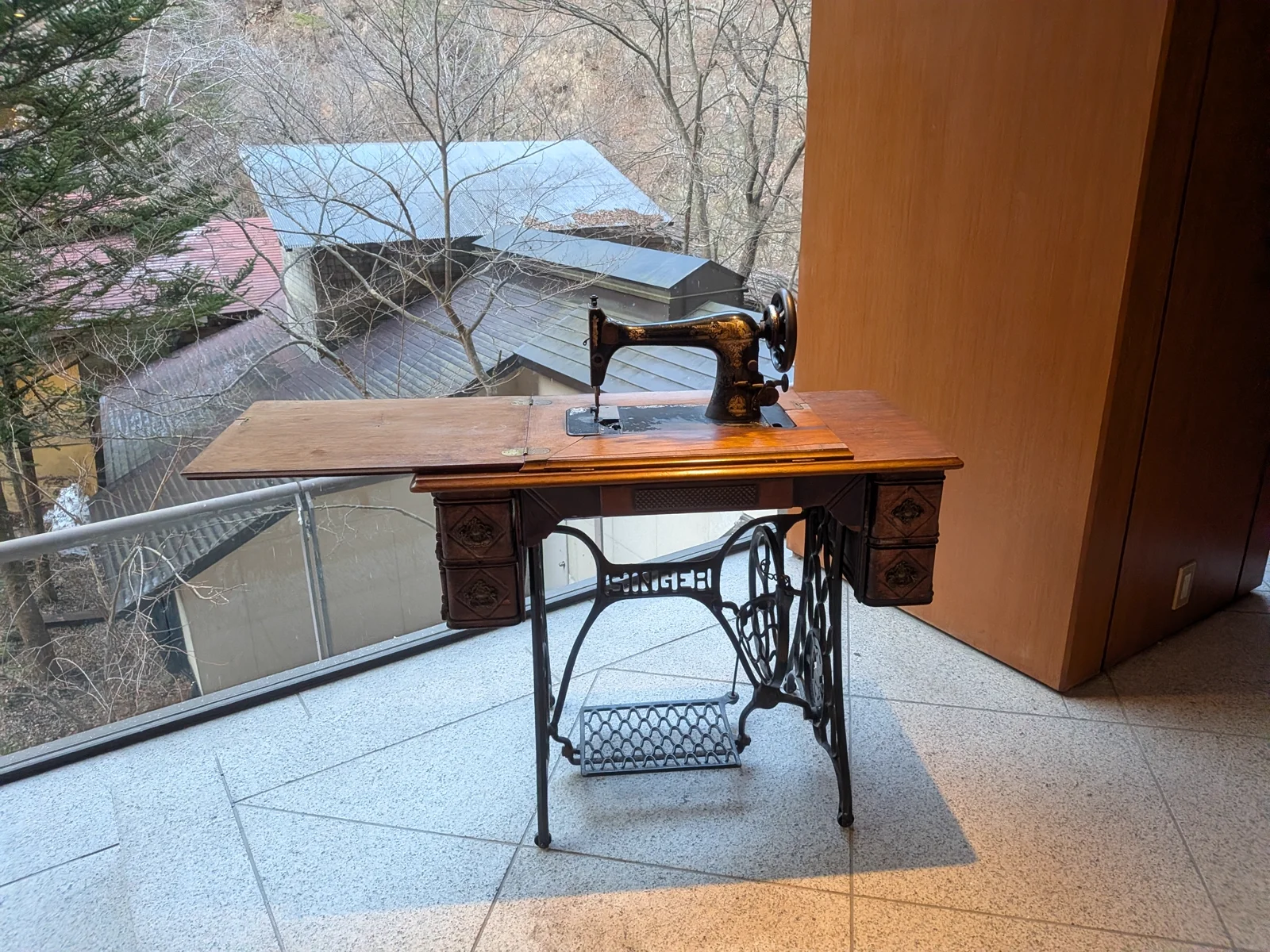 館内に飾られているアンティークなミシン