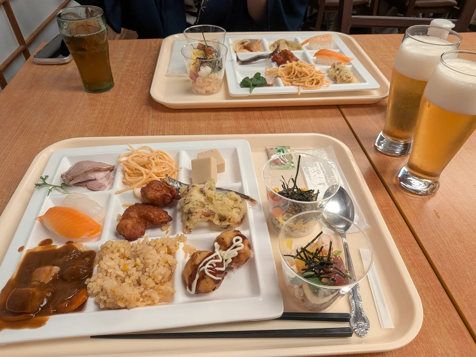 夕食バイキングの盛り付け例