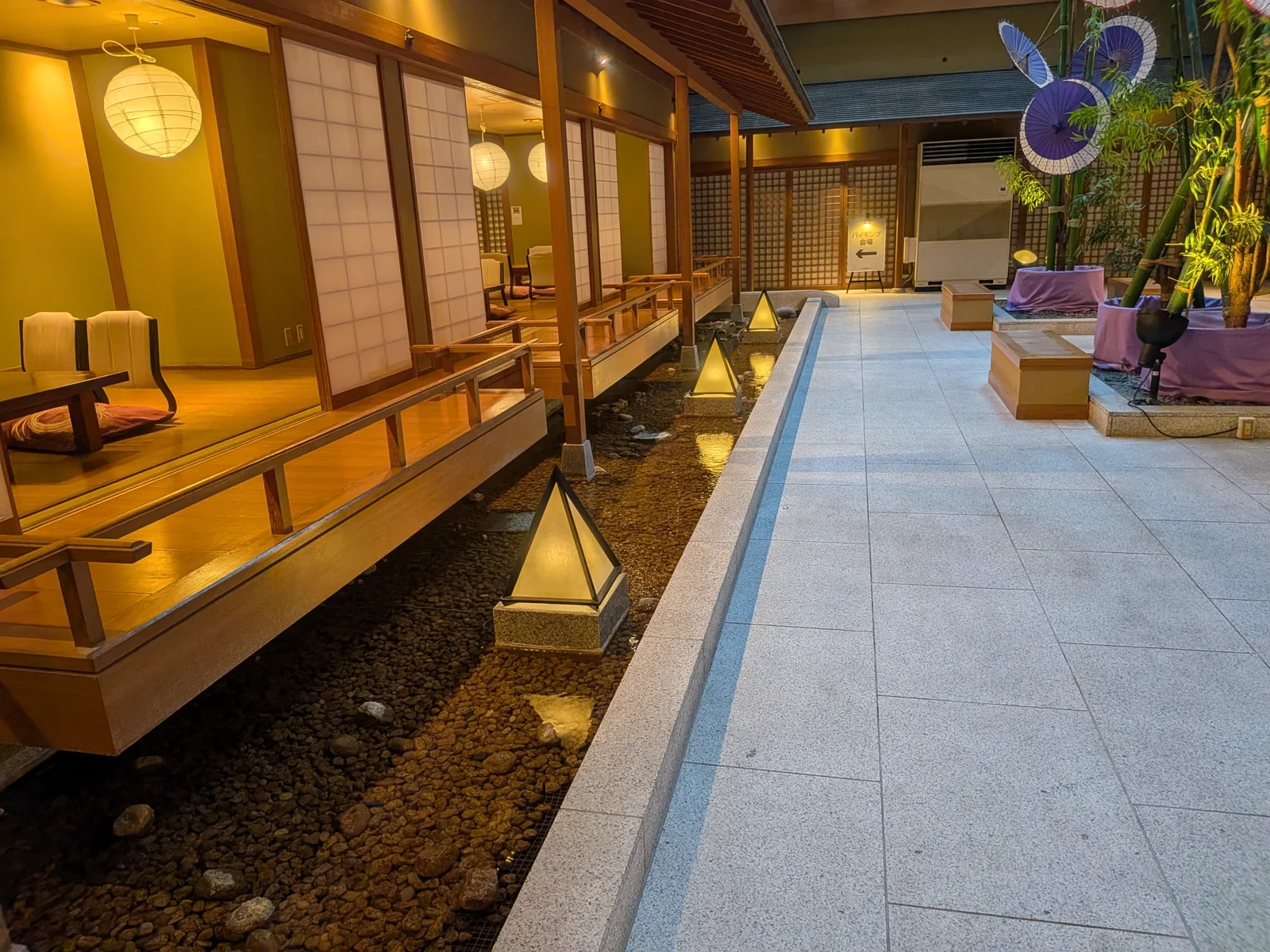 バイキング会場へ続く風情ある和風の廊下