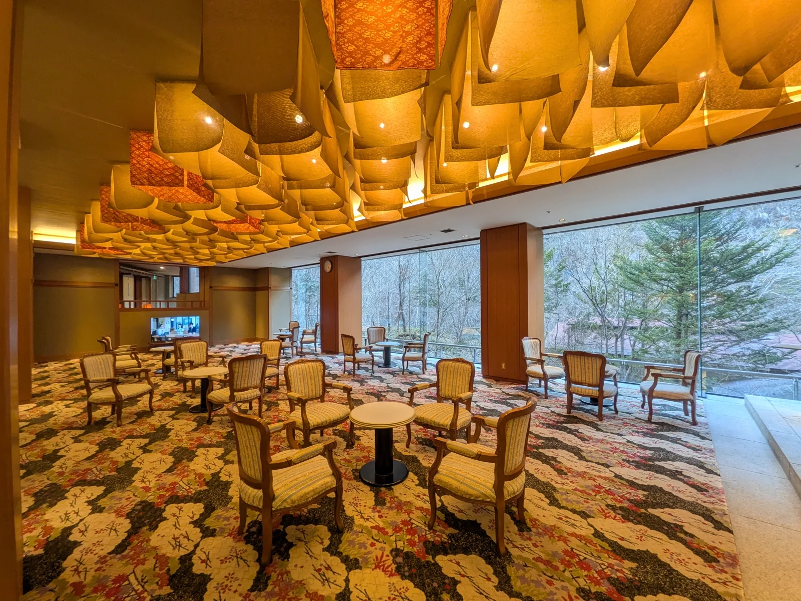 広々としたロビーラウンジ