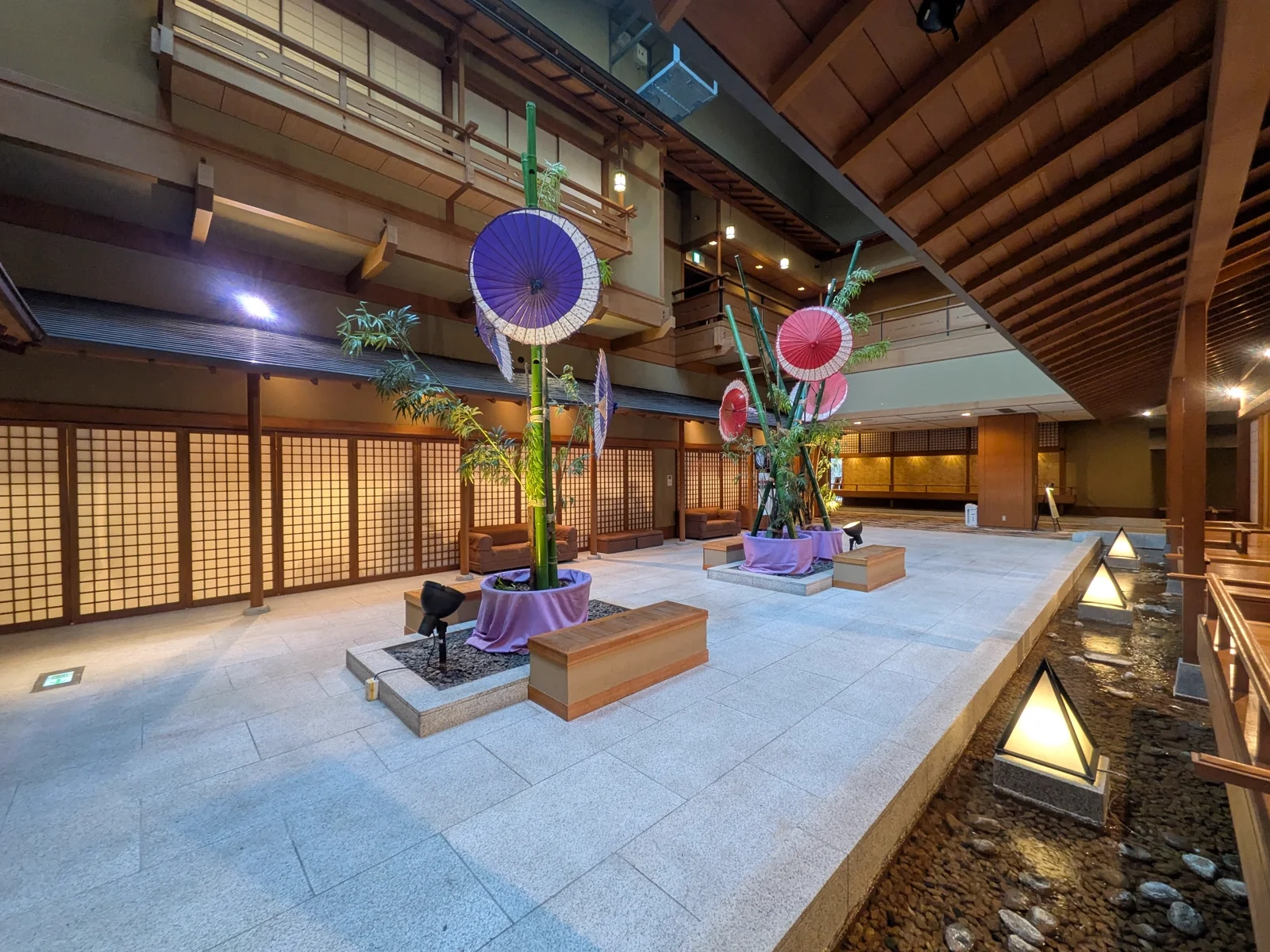 ロビーに飾られた和傘のモニュメント