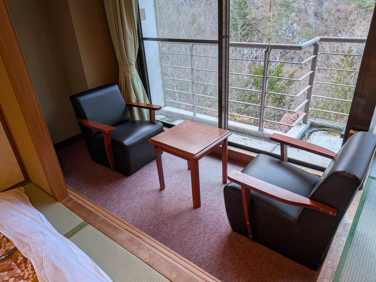 窓際に置かれたテーブルとイス