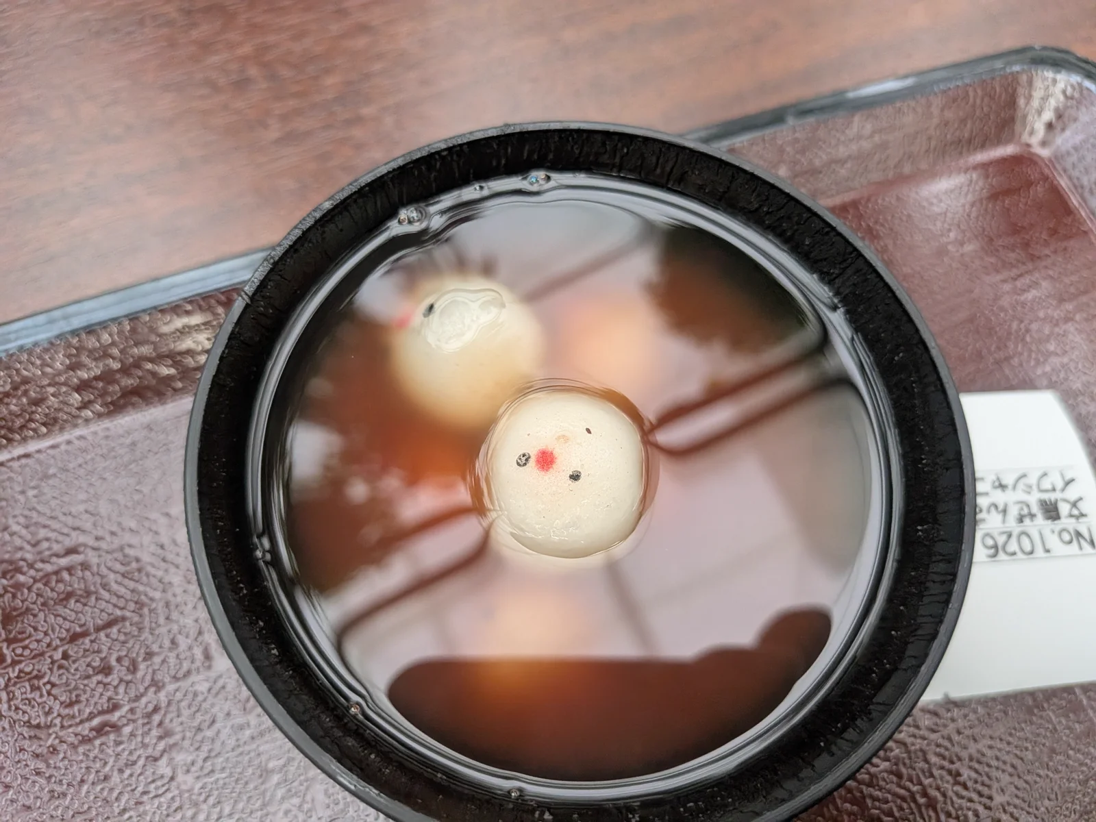 鳥の顔が描かれた白玉が入ったぜんざい