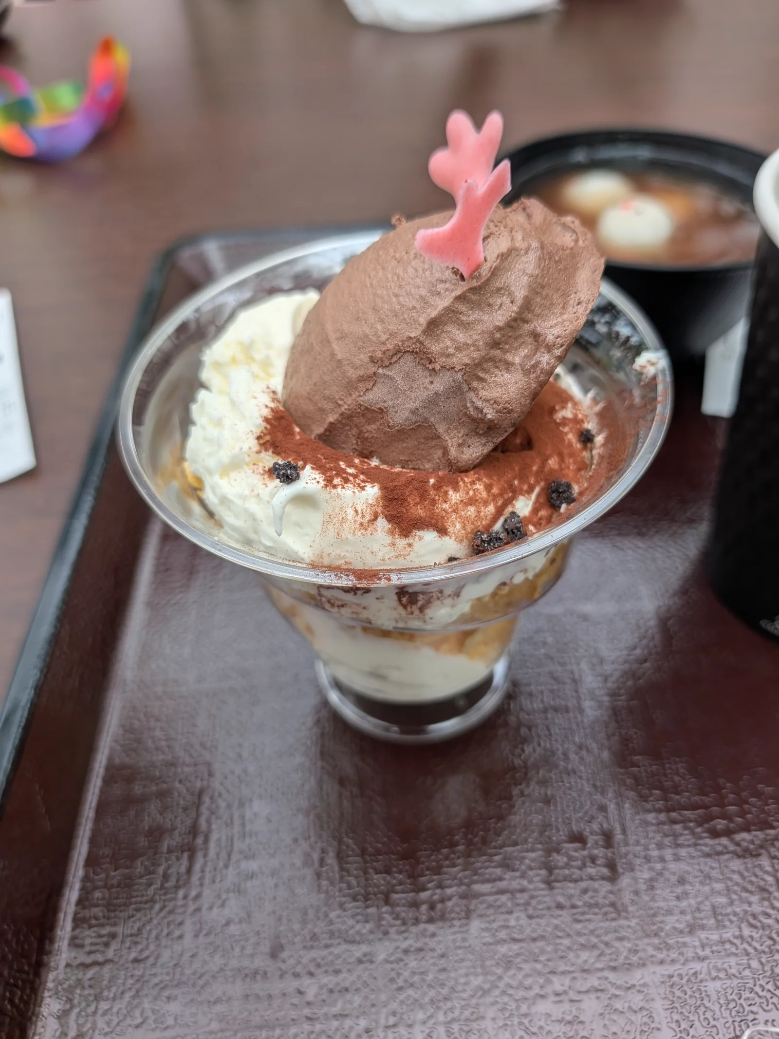 鳥の形をしたクッキーが乗ったチョコレートパフェ